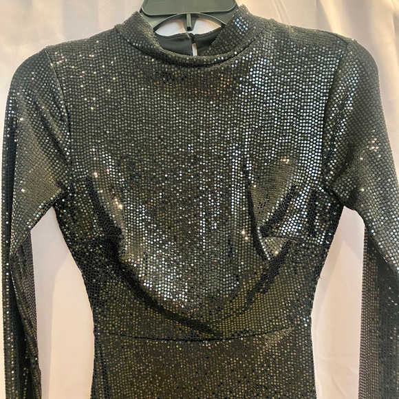 Long sleeve, Mid length, Fitted, Sequins dress from Windsor. - Picture 3 of 6
